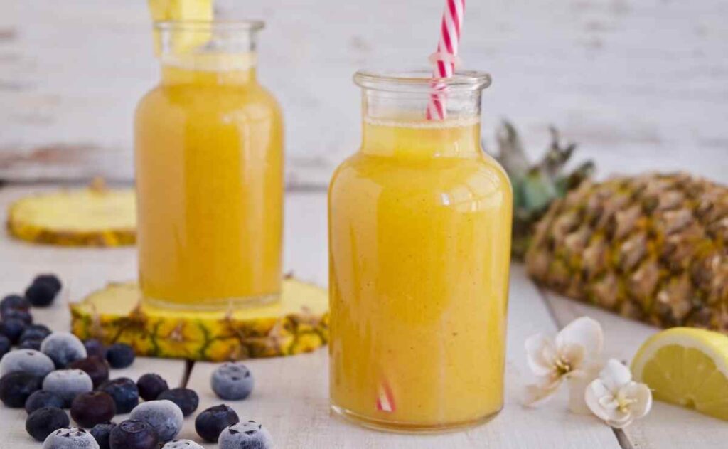 Jugo antioxidante de piña con arándanos