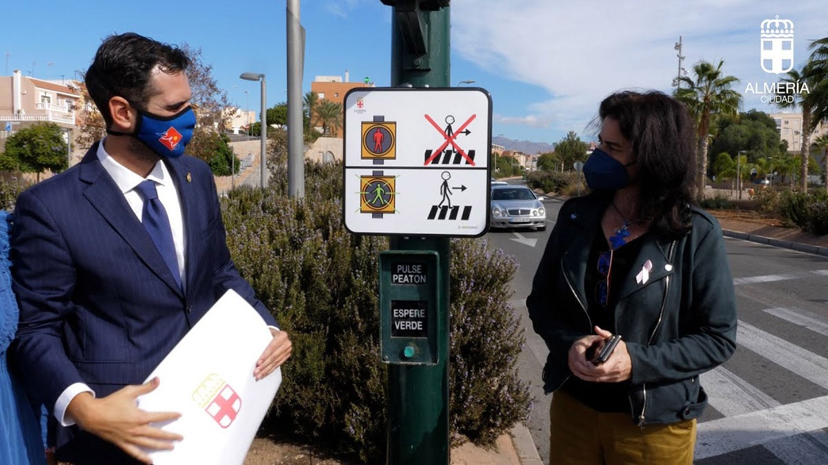 Pictogramas en los semáforos de Almería | Foto: Ayuntamiento Almería