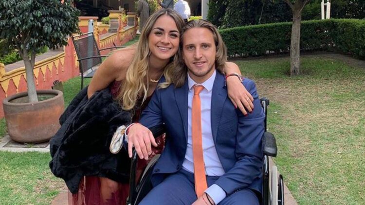 José Antonio García sentado en silla de ruedas junto a su pareja