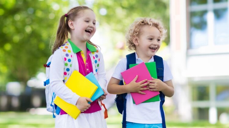 Niños yendo al colegio