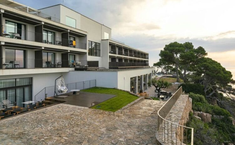 Parador de Aiguablava en plena naturaleza frente al mar