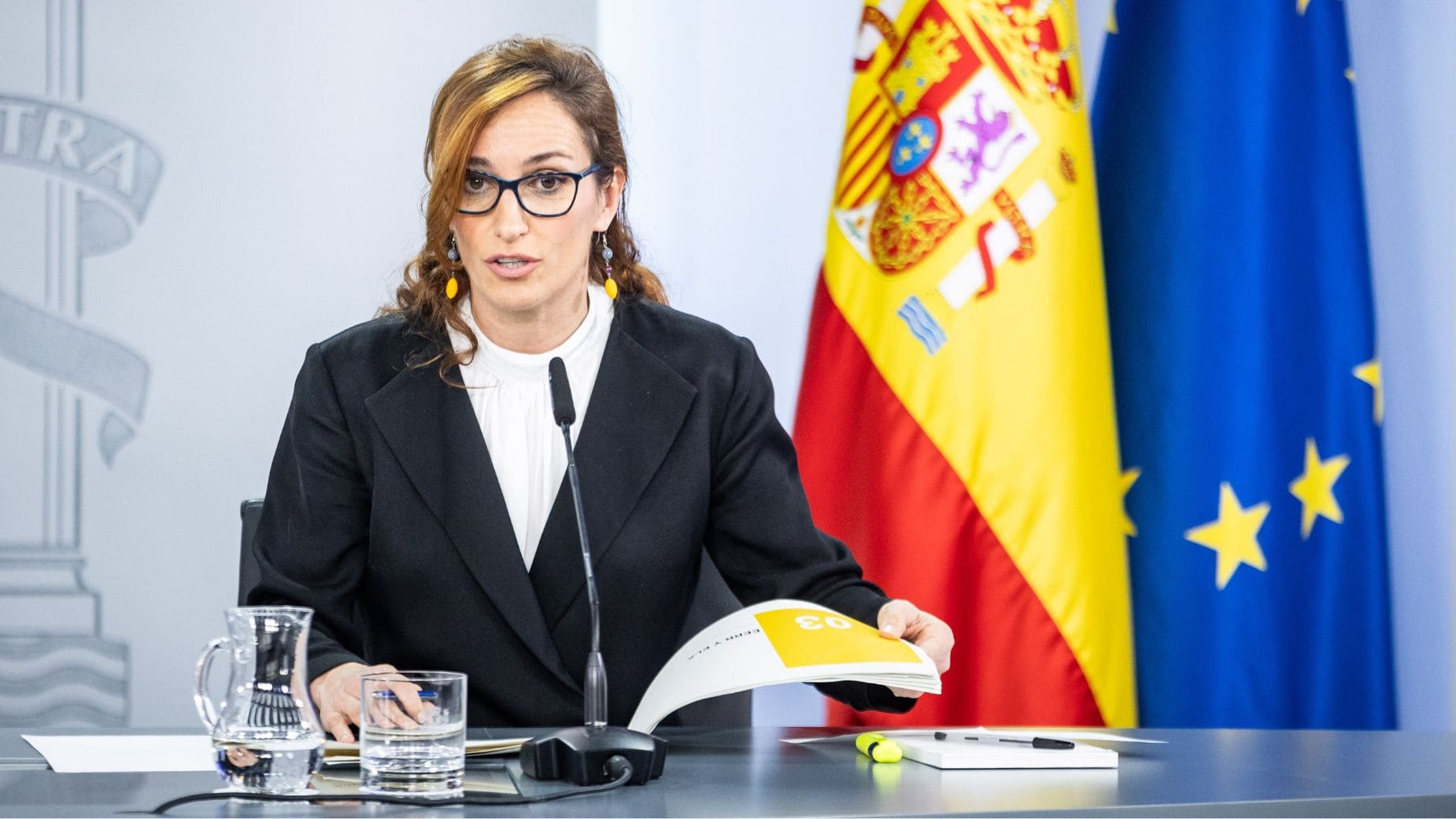 Mónica García ministra de Sanidad Seguridad Social gafas lentillas