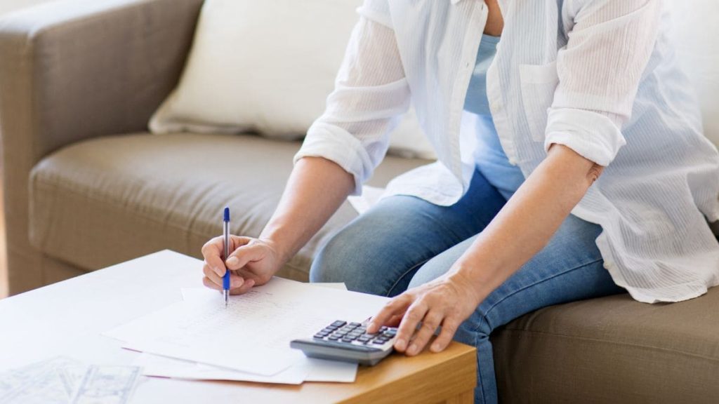 Las personas mayores se pueden ahorrar mucho dinero a la hora de hacer la declaración de la Renta