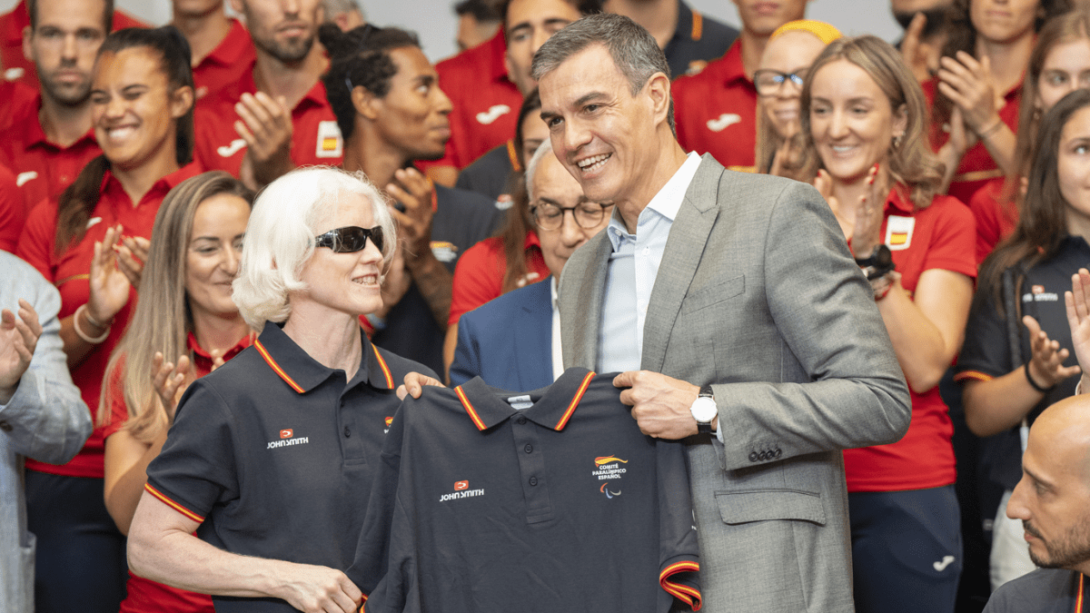 Pedro Sánchez junto a Marta Arce, abanderada del equipo paralímpico español en París 2024