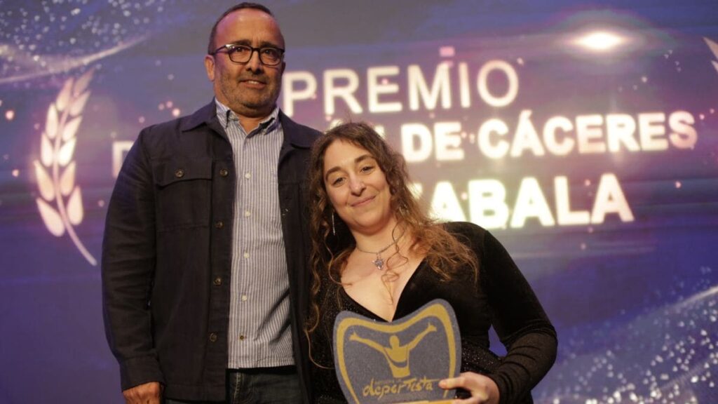 La paralímpica Loida Zabala recibe un premio por ser un ejemplo de superación y talento