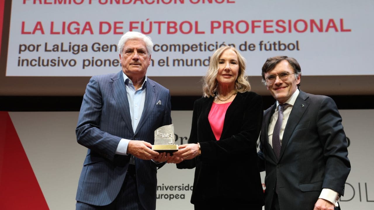 LaLiga recibe un premio por la inclusión de las personas con discapacidad con LaLiga Genuine