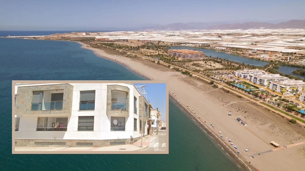 Caixabank busca comprador para este espectacular piso a pie de playa con garaje por tan solo 69.000 euros